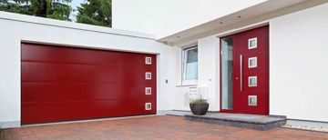 Ворота с L-гофром серии Design с мотивом 461 и элементами остекления рубиново-красного цвета, RAL 30
